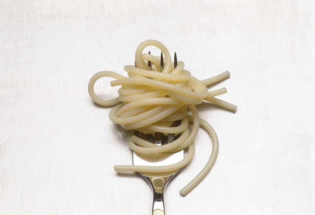 Spaghetti um eine Gabel gewickelt