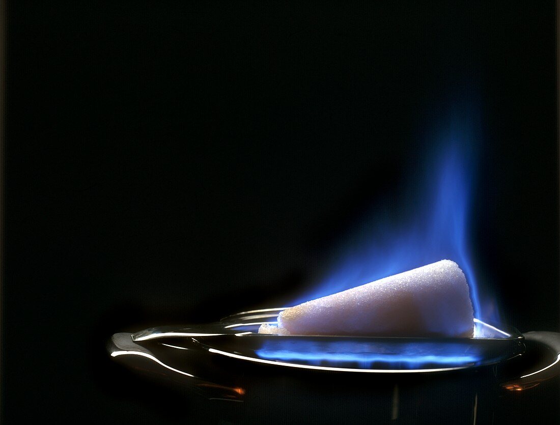 Feuerzangenbowle zubereiten: Zuckerhut anzünden