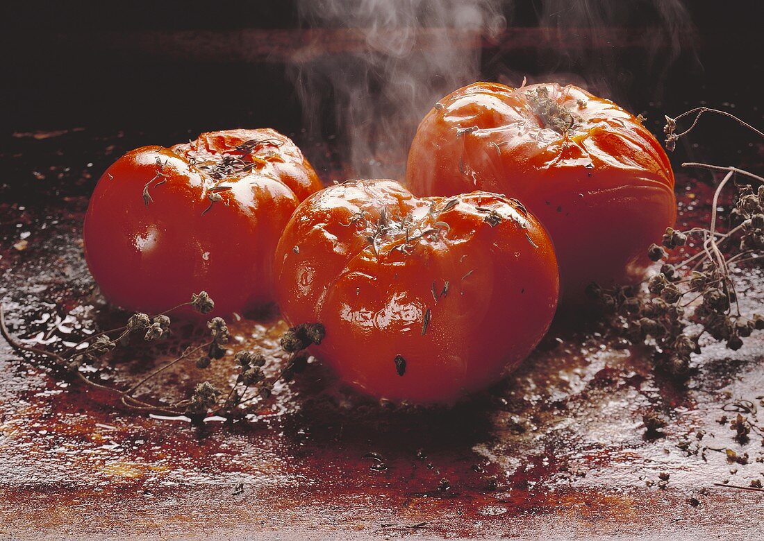 Drei gegrillte Tomaten