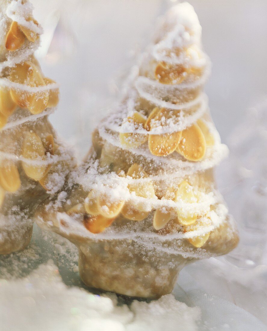 Gingerbread fir tree with flaked almonds