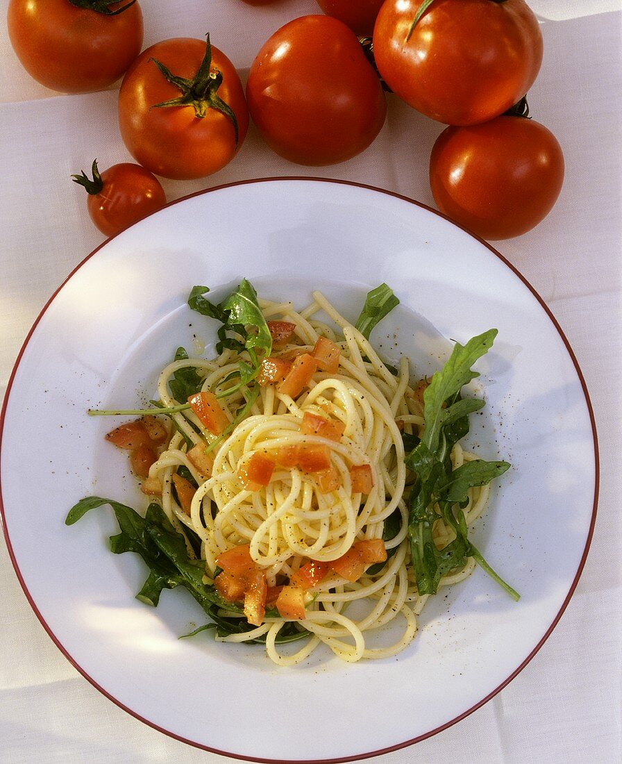 Spaghetti mit Tomatenwürfeln und Rucola