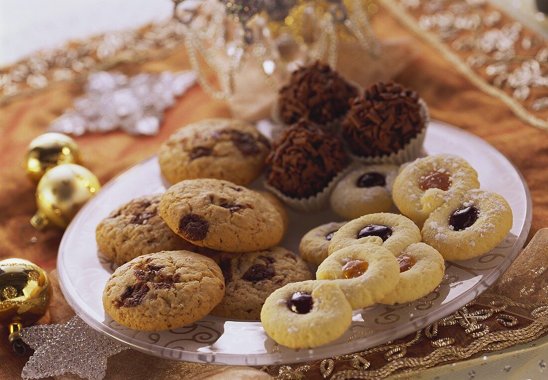 Weihnachtsplätzchen und Schokoladentrüffeln auf Teller