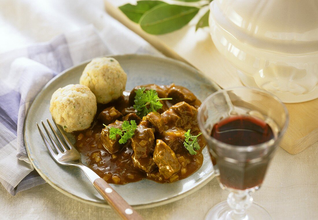 Gulasch mit zwei Semmelknödeln