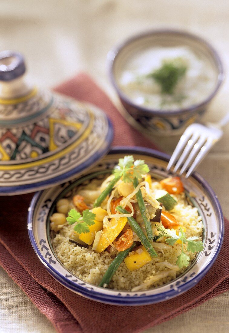 Couscous mit Gemüse in Tajine