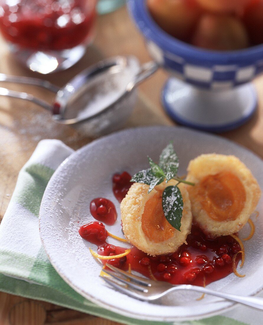 Marillenknödel mit Johannisbeersauce