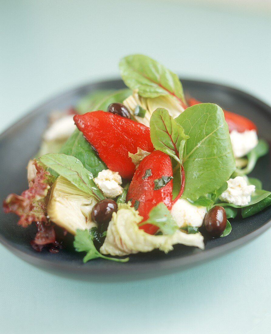 Spinach salad with artichokes, peppers and goat's cheese