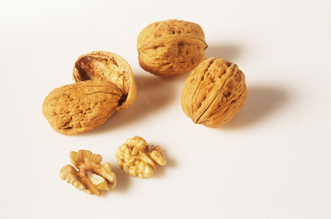 Walnuts with and without shells