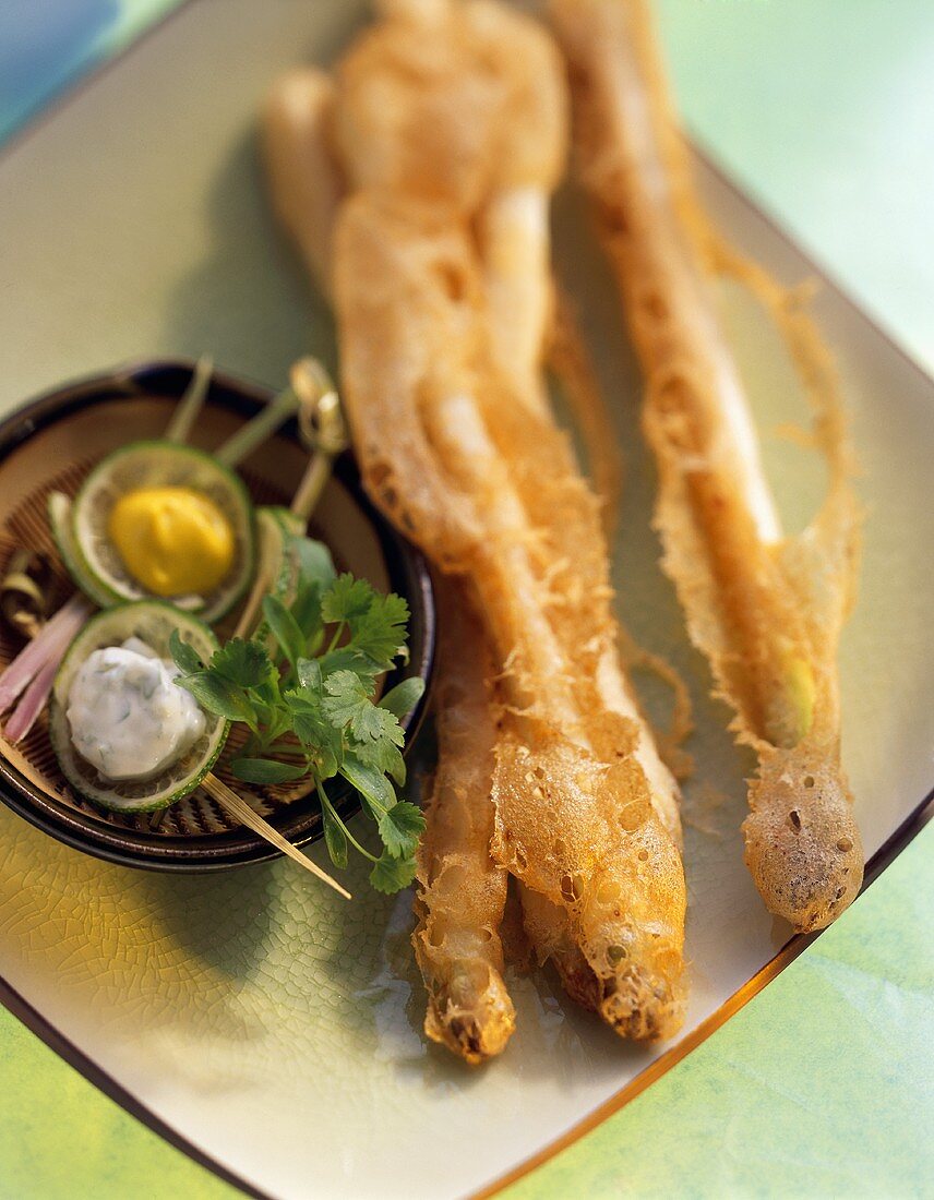 Gebackener Spargel mit Ingwer- und Korianderdip