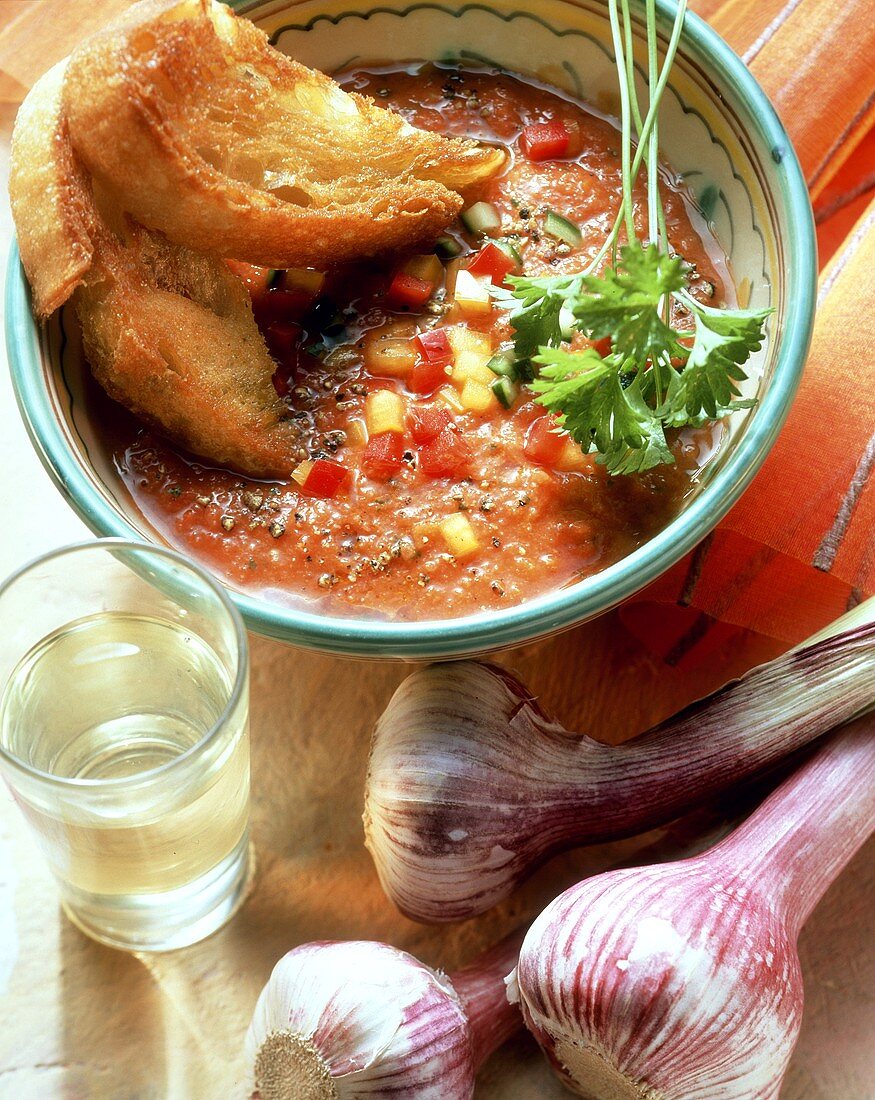 Gazpacho mit Knoblauchbrot