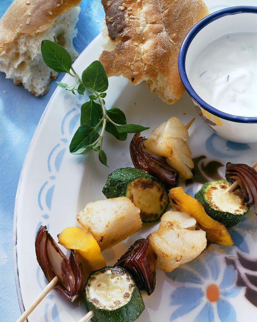 Fisch-Gemüse-Spiesse mit Joghurtdip