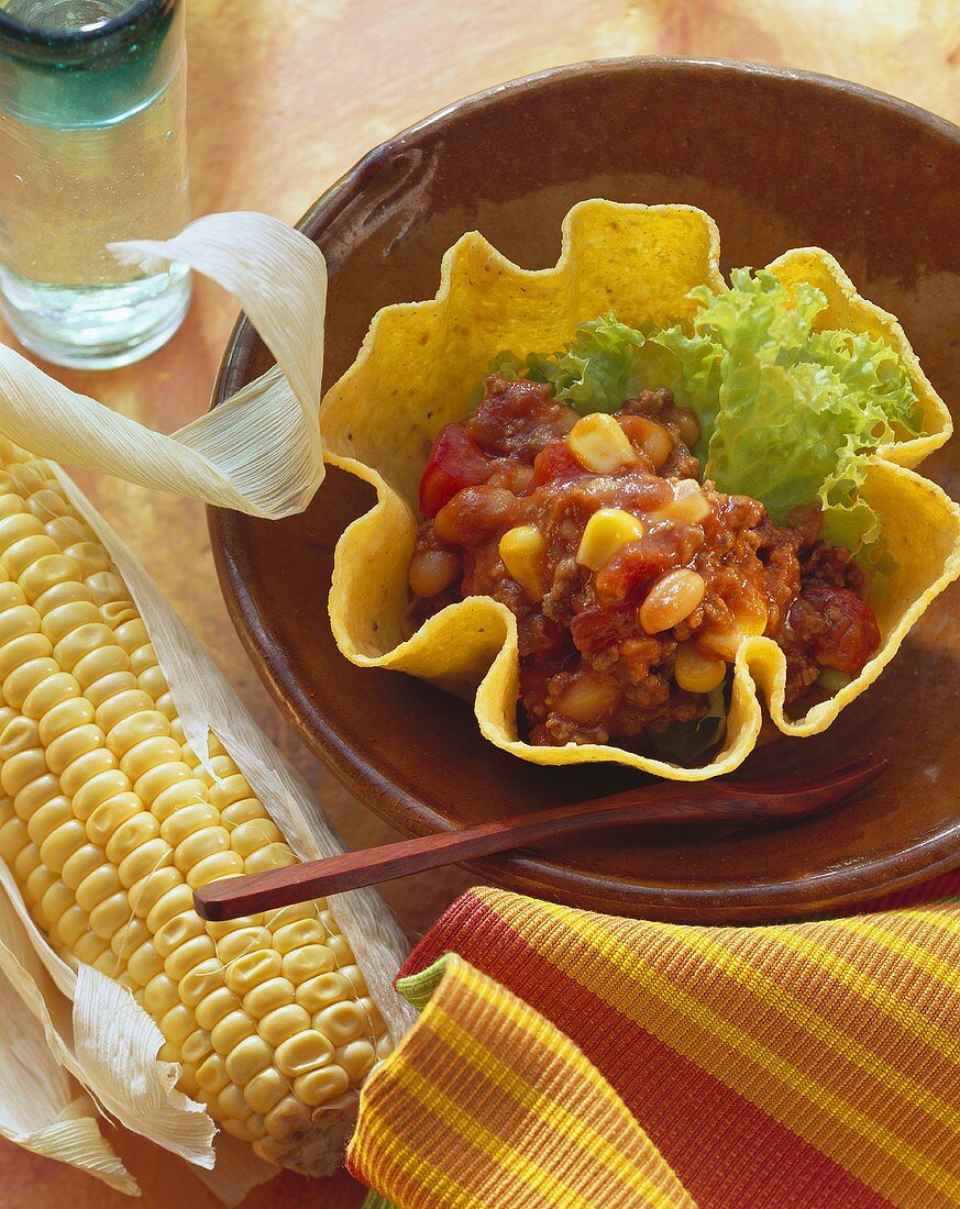 Taco-Schälchen mit Tomaten-Bohnen-Füllung