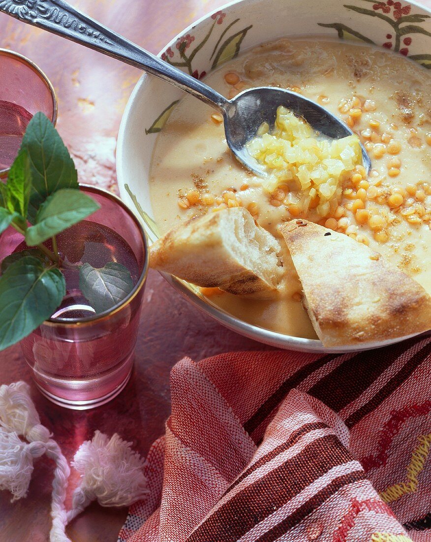 Linsencremesuppe mit Fladenbrot