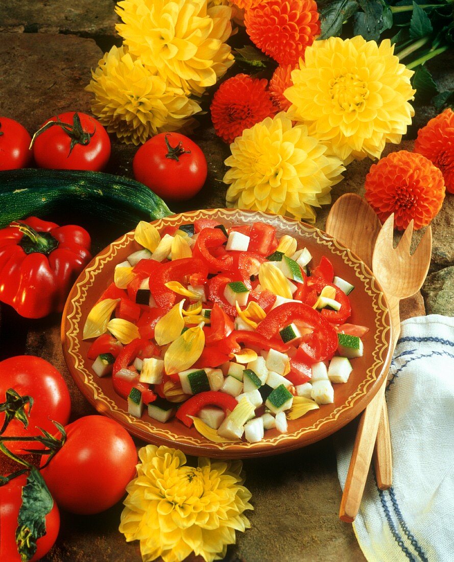 Gemüsesalat mit Dahlienblüten