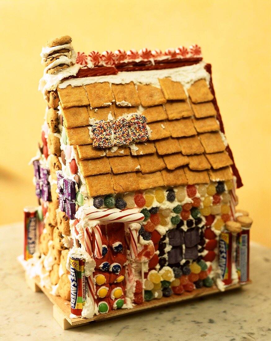 Lebkuchenhäuschen mit Zuckerstangen