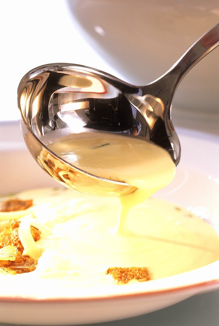 Käsesuppe mit Schwarzbrotcroutons