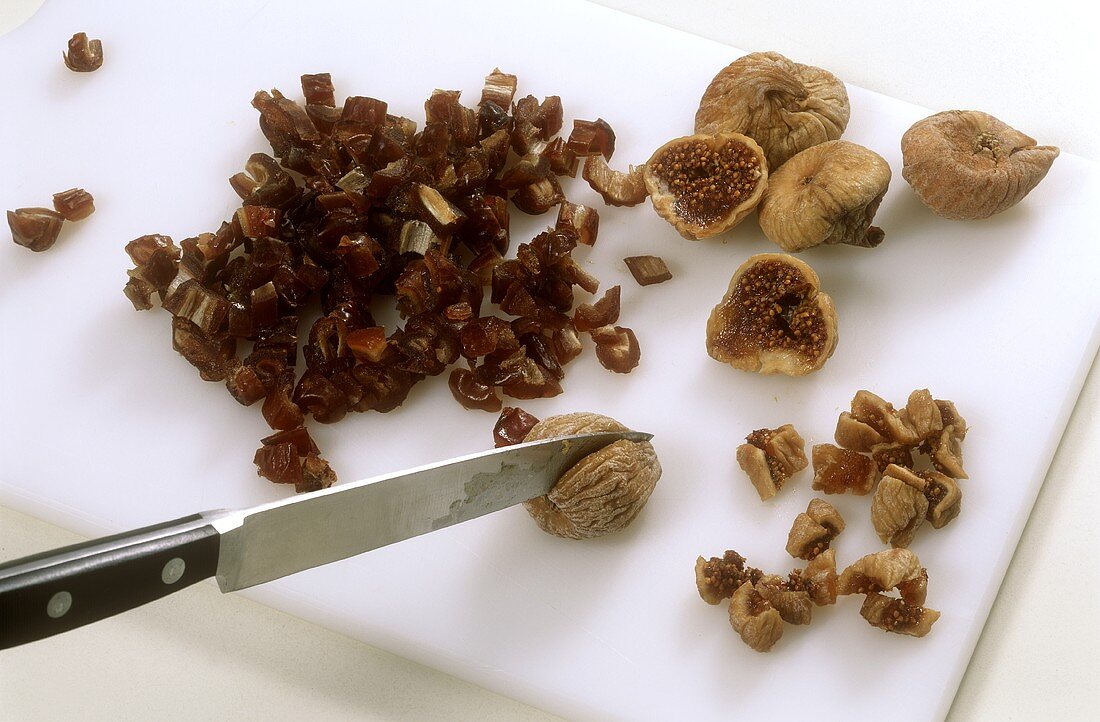 Dicing dried figs