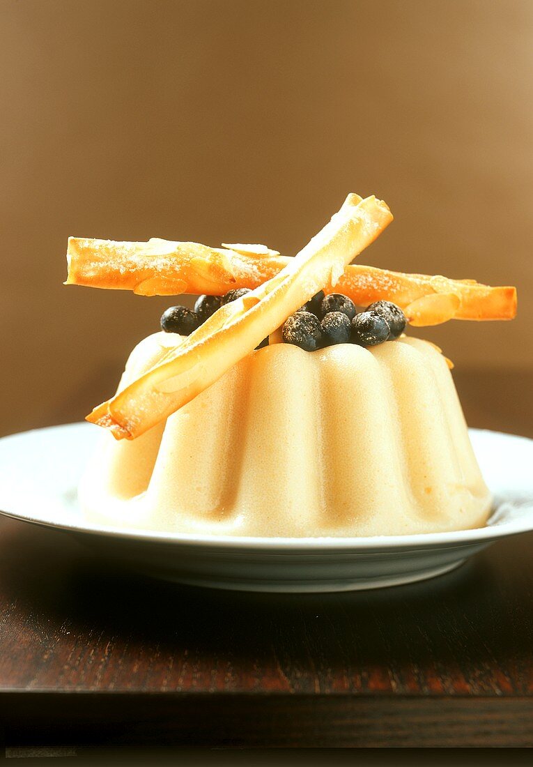 Semolina flummery with wafer rolls and blueberries