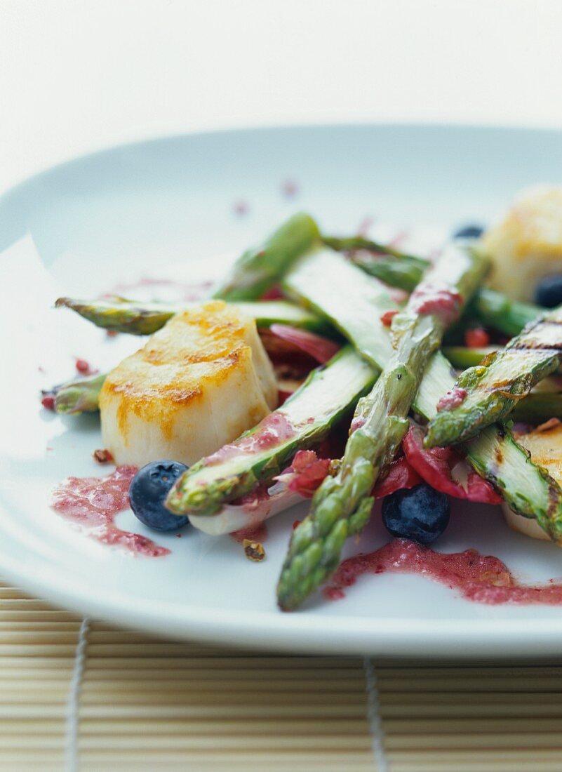 Grüner Spargel mit Seeteufelmedaillon und Rotweinvinaigrette