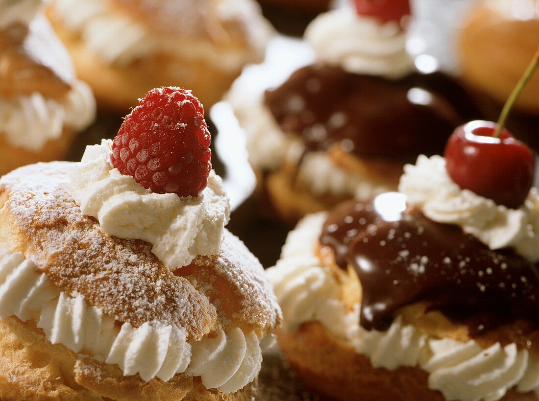 Profiteroles mit Sahne und Himbeere