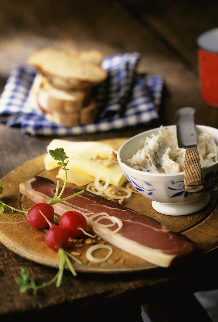 Tiroler Brotzeit mit Speck, Käse und Griebenschmalz