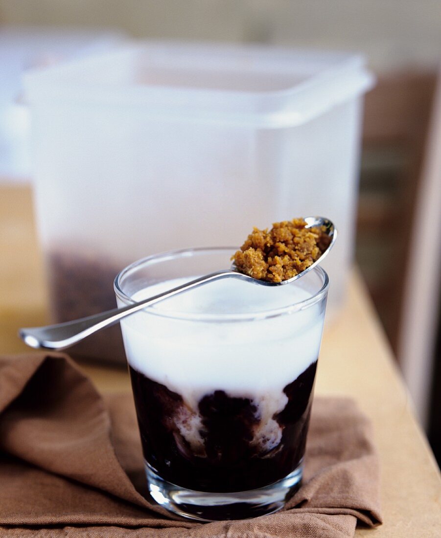 Espresso mit aufgeschäumter Milch im Glas (Caffe Macchiato)