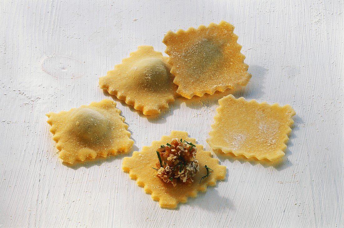 Selbstgemachte Ravioli mit Fleischfüllung