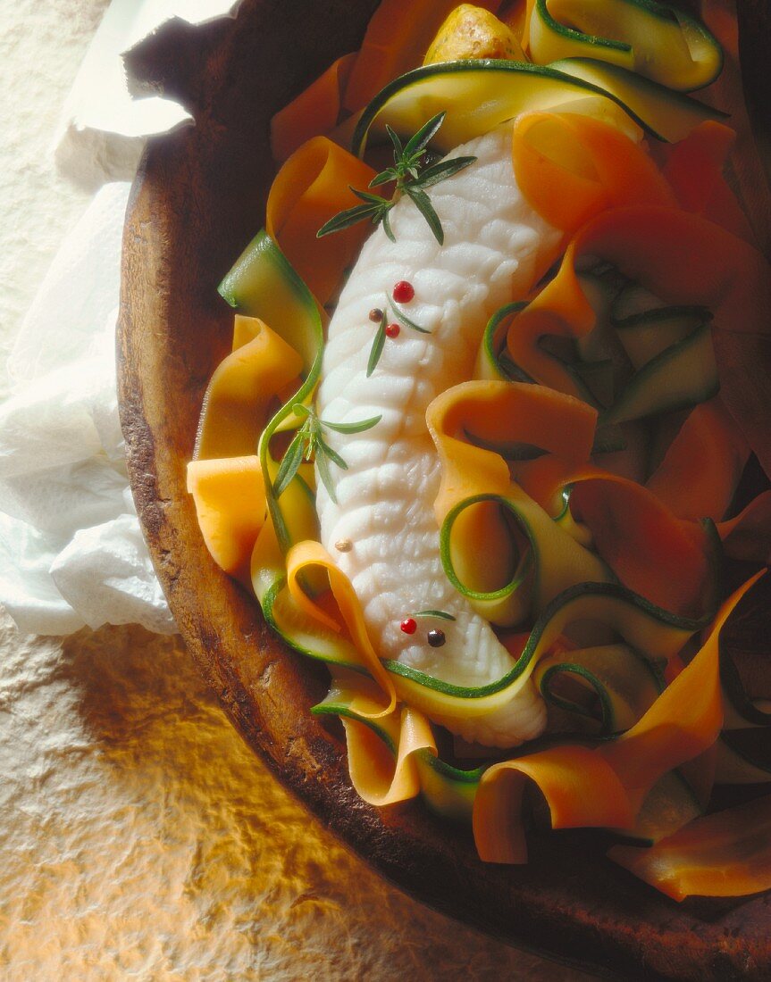 Seeteufel mit Zucchini und roten Tagliatelle