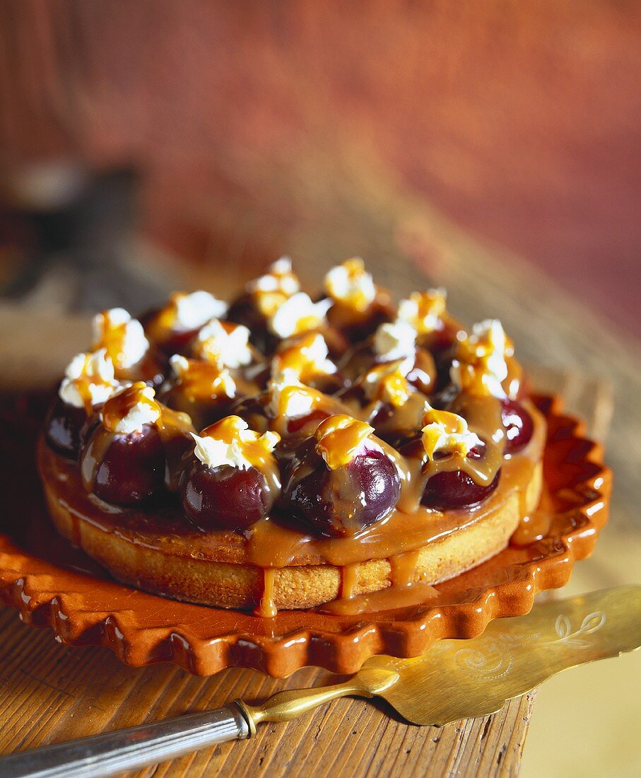 Fig tartlet with cream topping and caramel