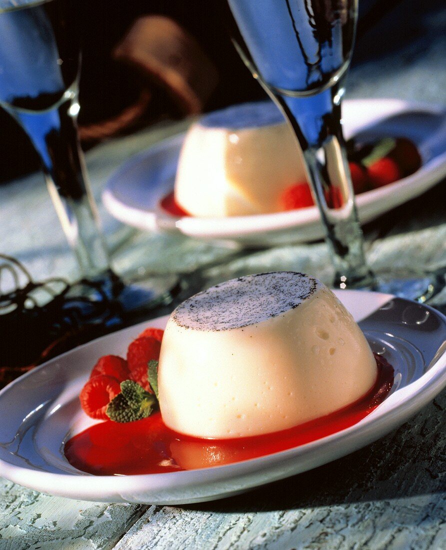 Panna Cotta (Sahnedessert mit Himbeersauce), Piemont, Italien