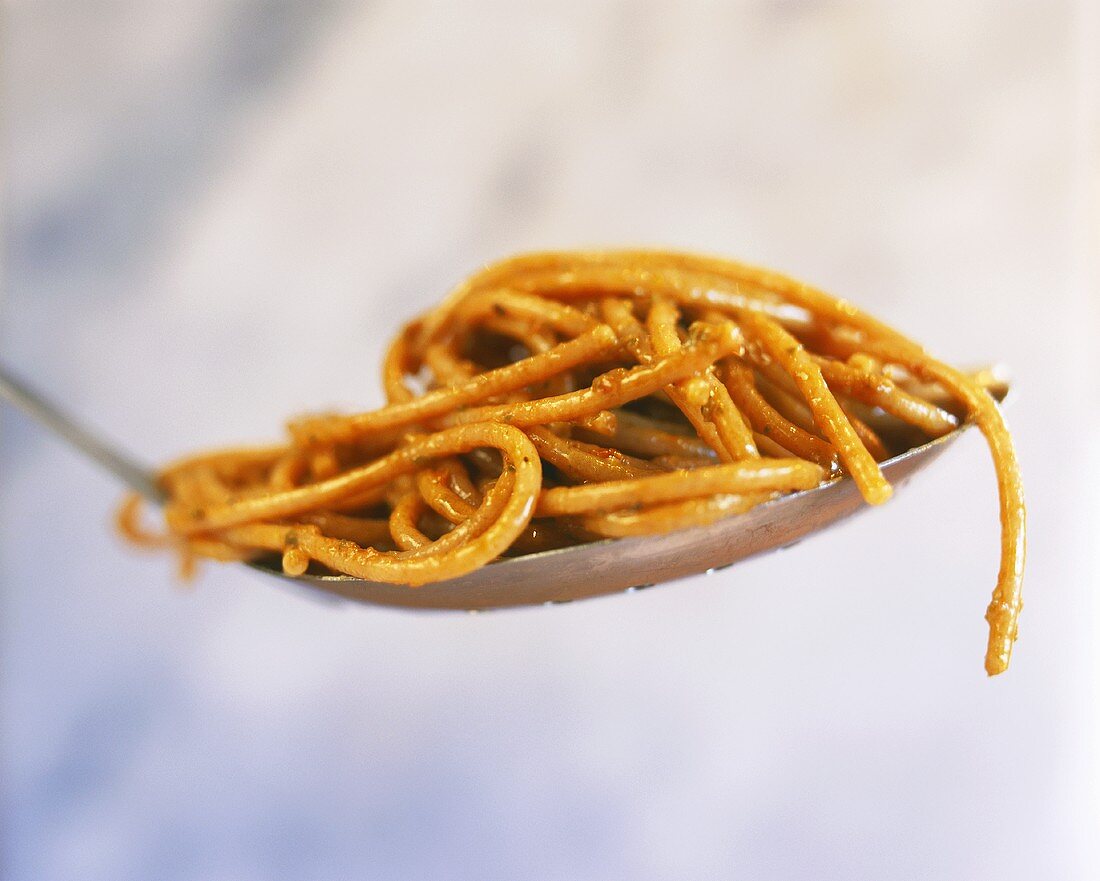 Spaghetti al pesto rosso (Spaghetti with tomato pesto)