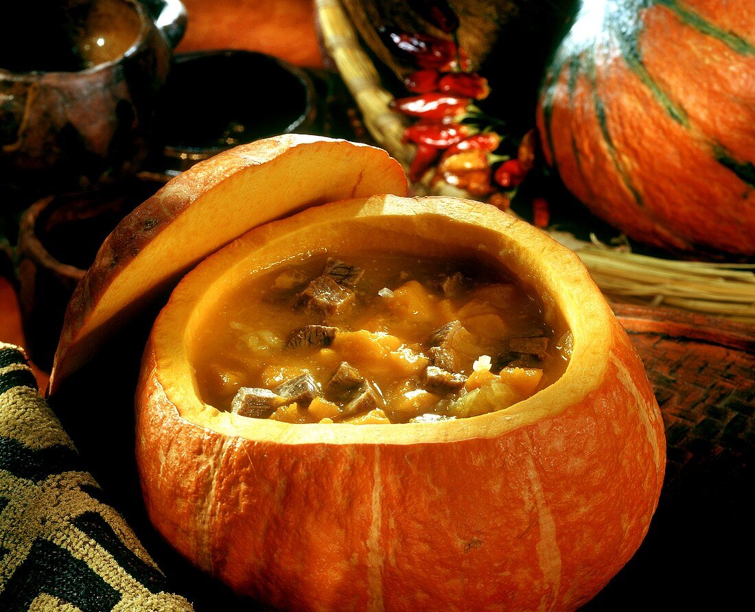 Kürbis-Fleisch-Suppe in ausgehöhltem Kürbis (Tansania)