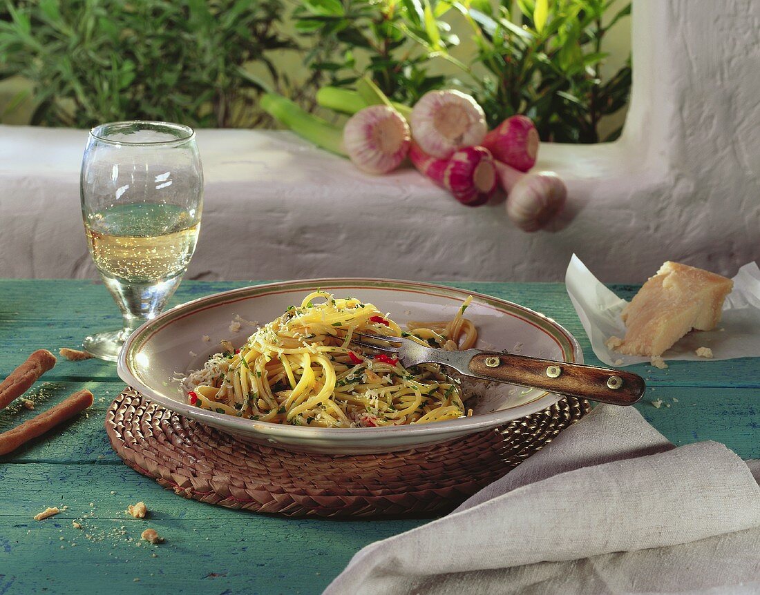 Spaghetti aglio, olio, peperoncino (Spicy pasta dish)