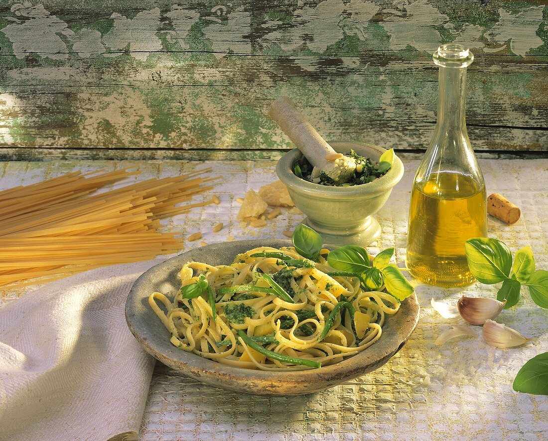 Linguine alla genovese (pasta with pesto, potatoes and beans)