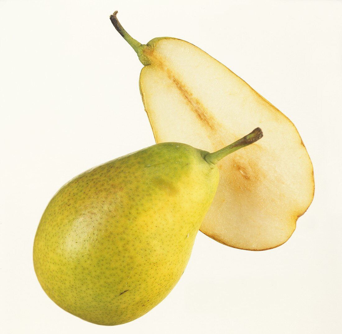 A whole pear and half a pear of the variety Gute Luise