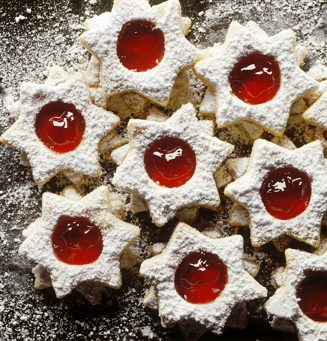 Gewürzsterne mit Himbeerkonfitüre