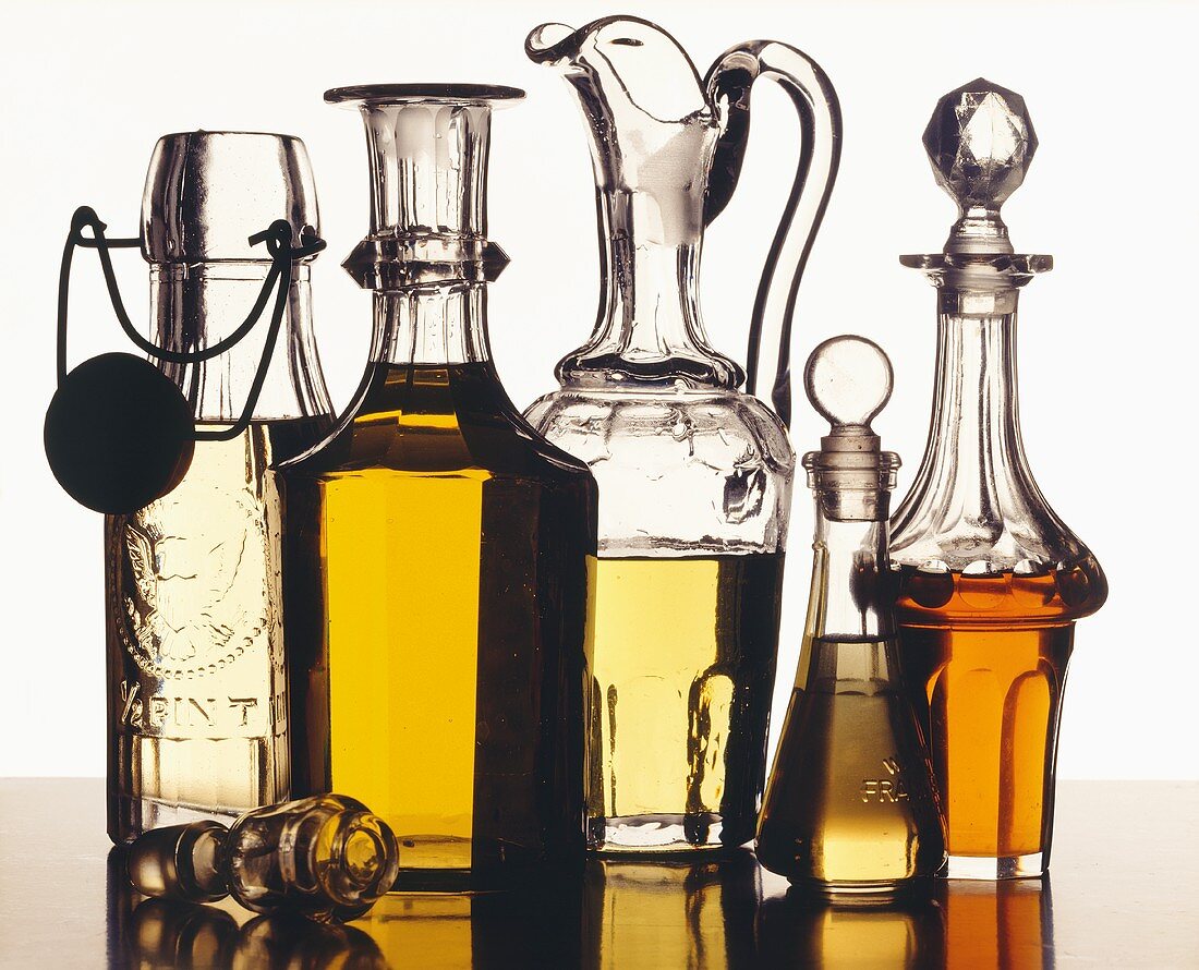 Essig- und Ölsorten in Karaffen und Flaschen