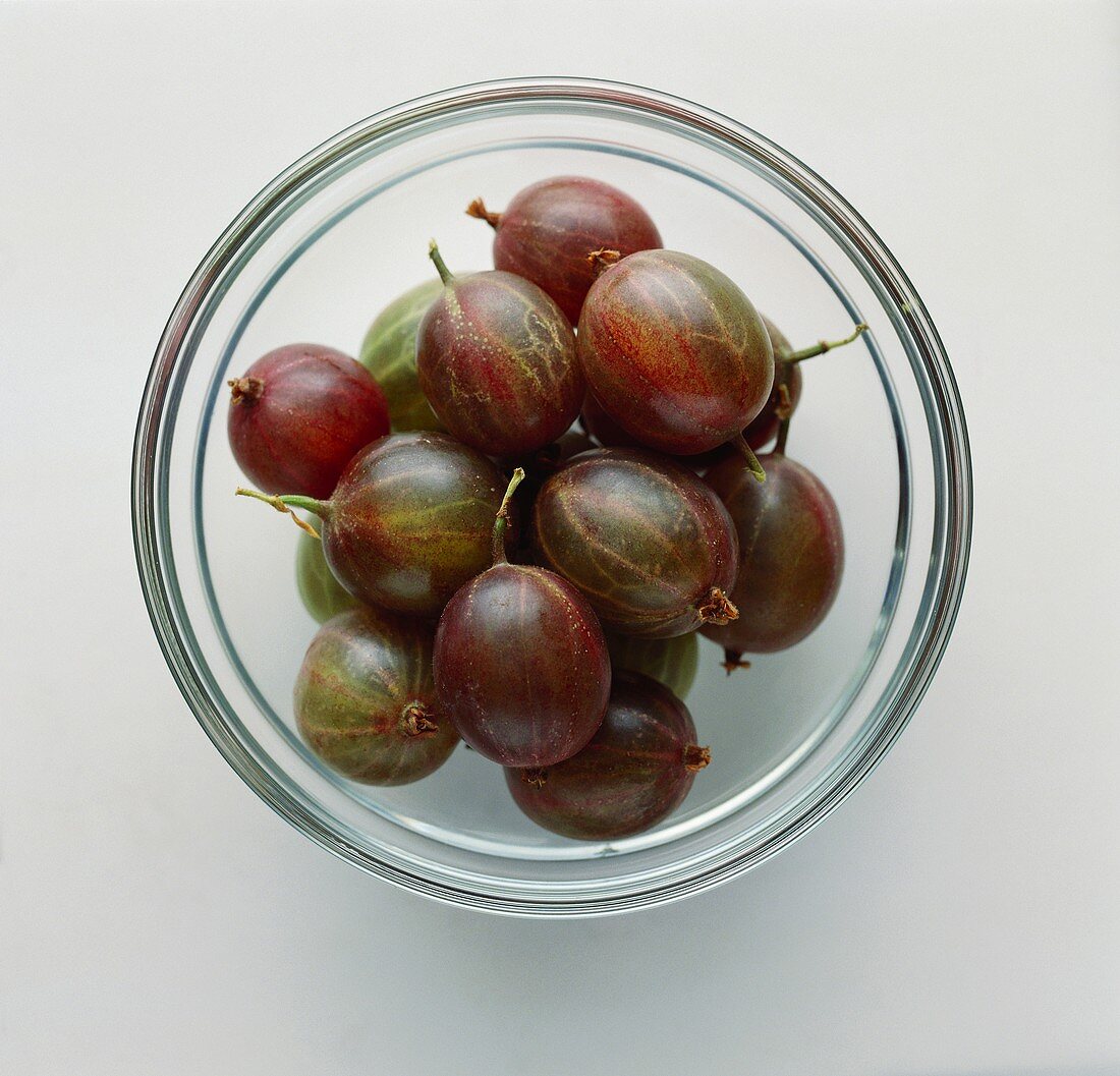 Stachelbeeren im Glasschälchen