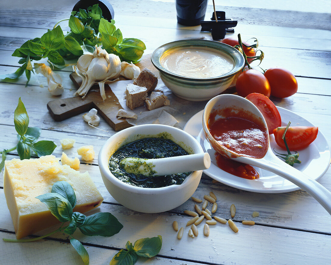 Saucen aus Italien: Pesto, Tomatensauce und Thunfischsauce