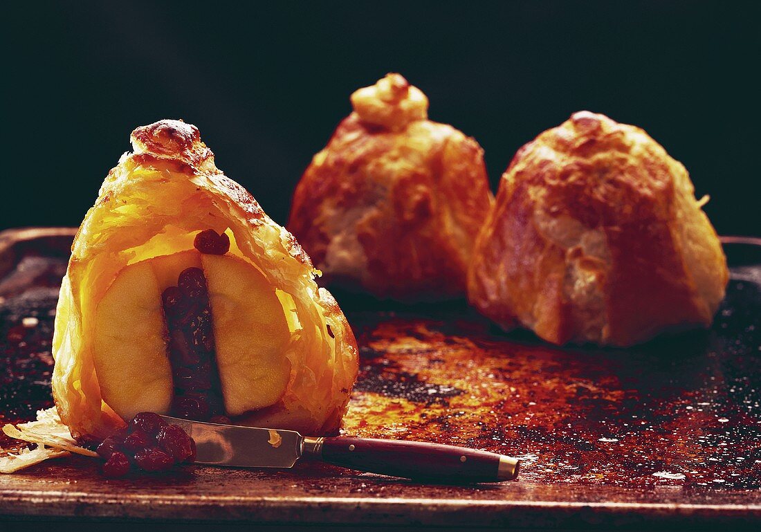 Äpfel mit Rosinenfüllung im Blätterteig