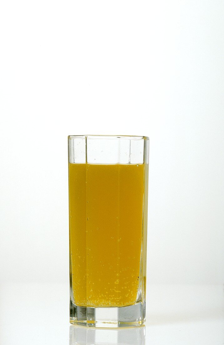Ein Glas Orangenlimonade