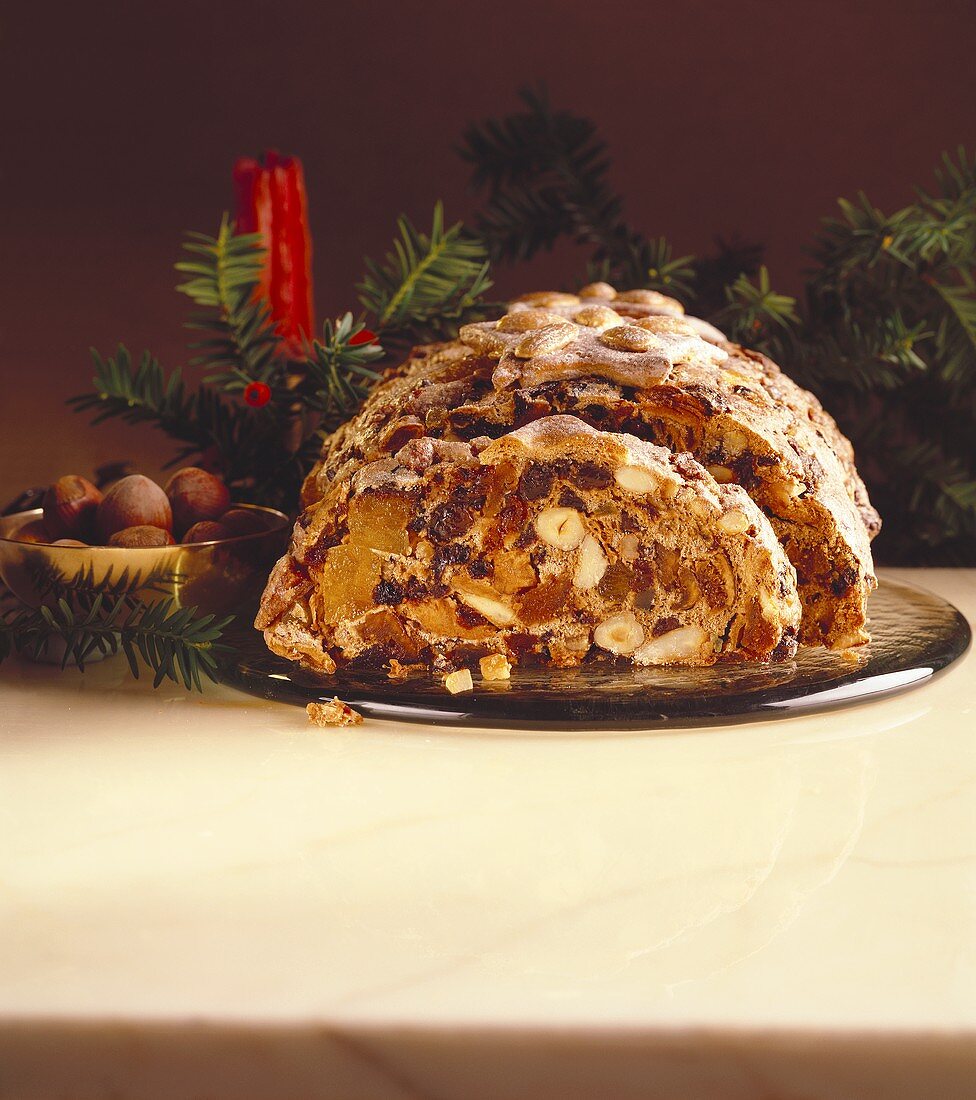 Angeschnittenes Früchtebrot auf Teller