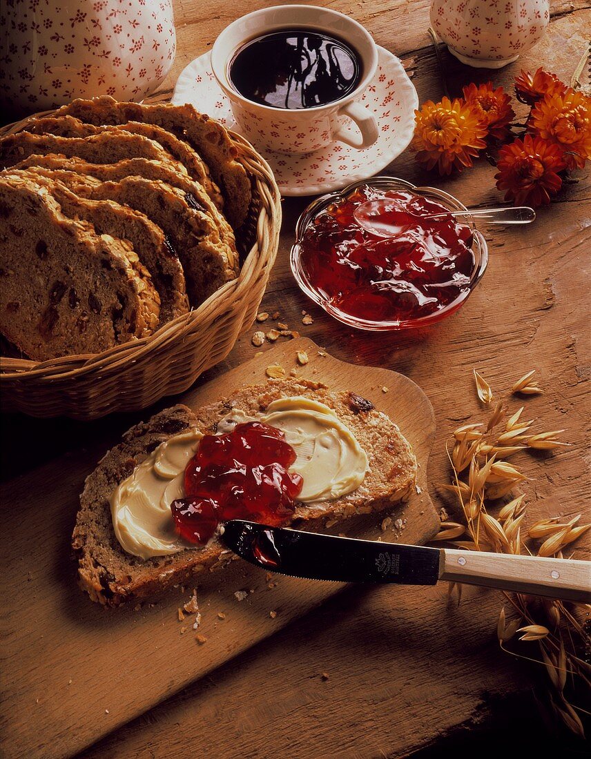 Vollkornbrot mit Marmelade und eine Tasse Kaffee