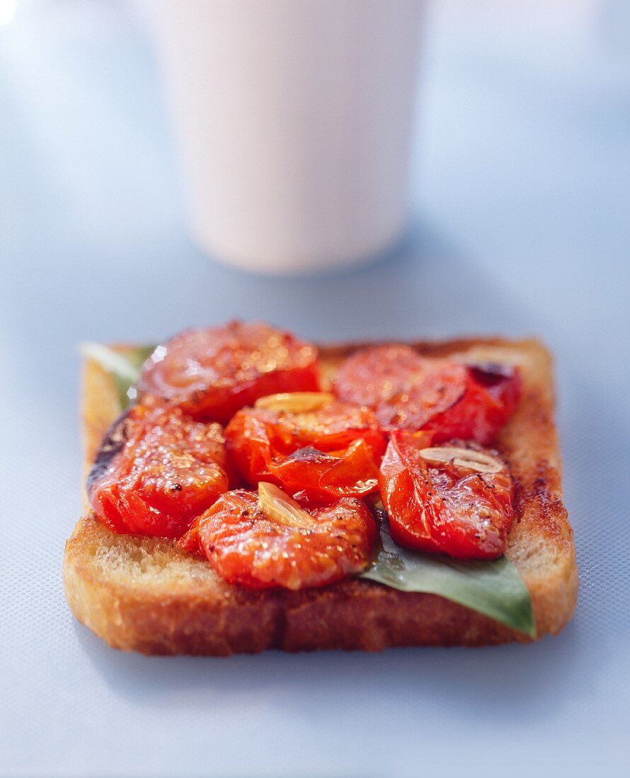 Eine Scheibe Toastbrot mit Tomaten (Bruschetta)