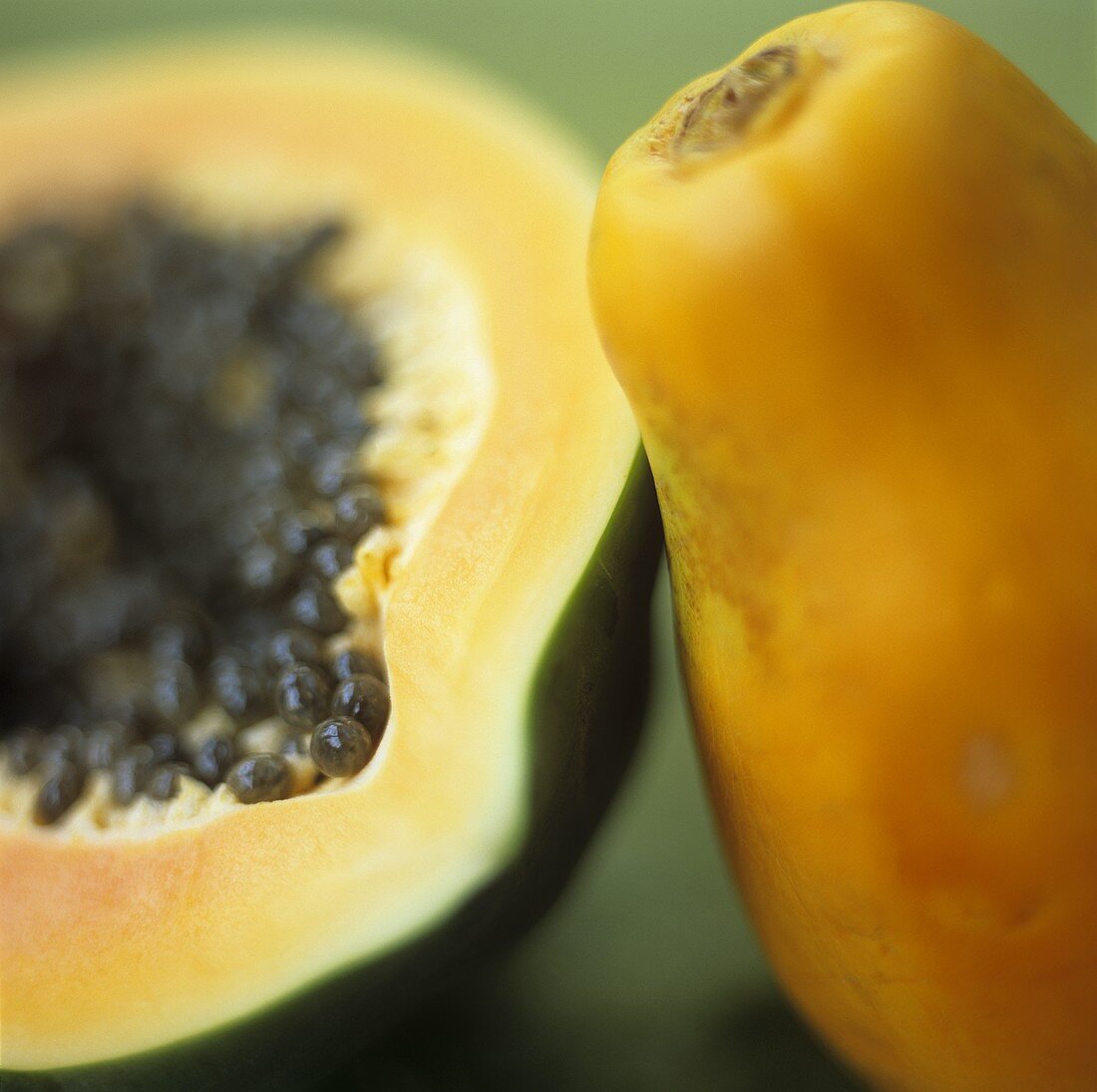 Eine ganze Papaya und eine Papayahälfte