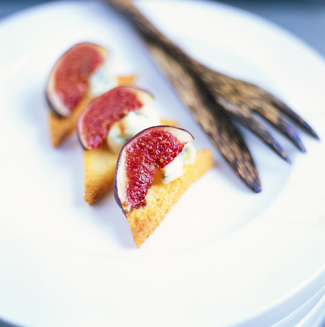 Figs with gorgonzola on toast triangles