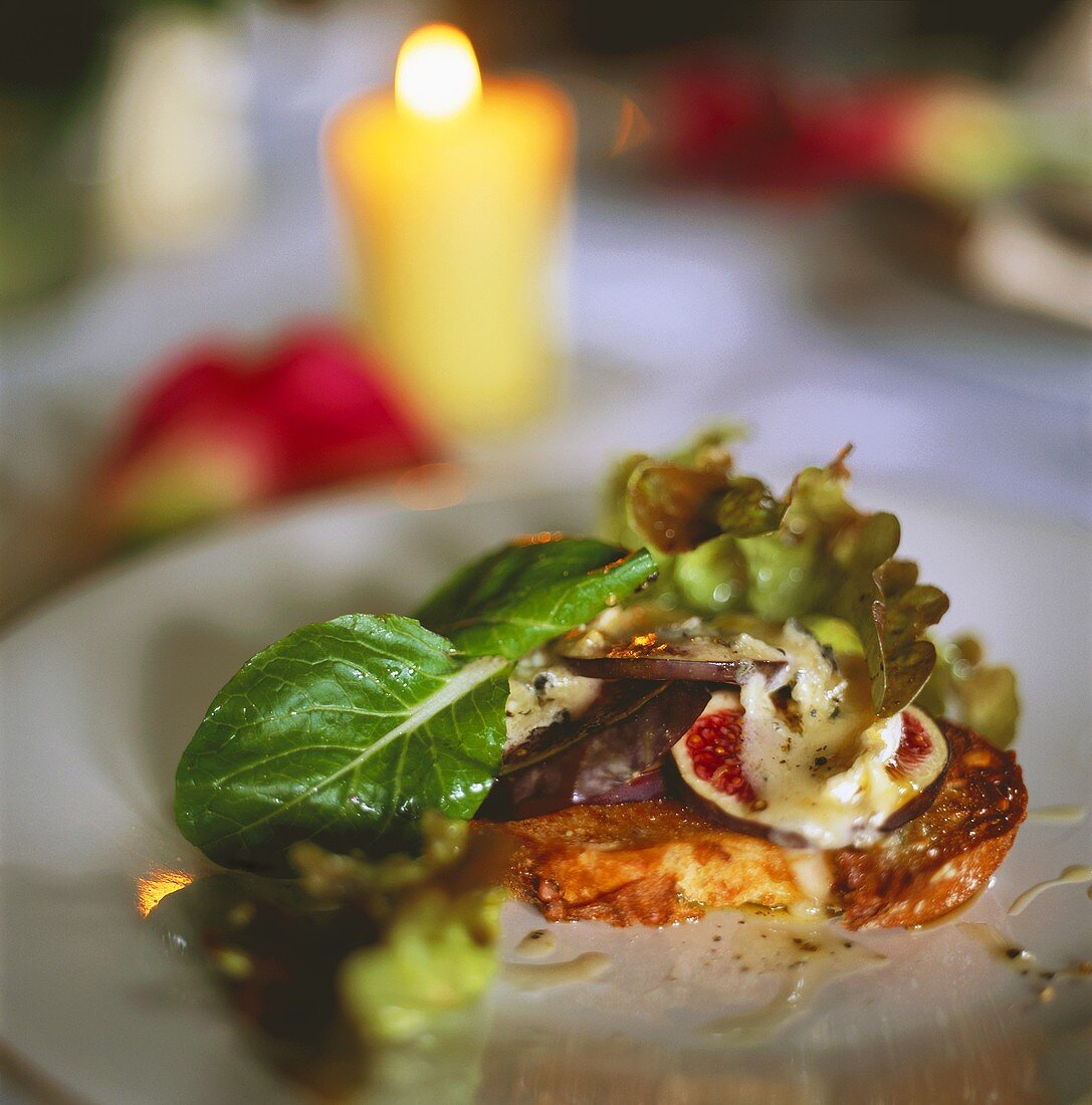 Mit Gorgonzola überbackene Feigen auf Toast und Salat