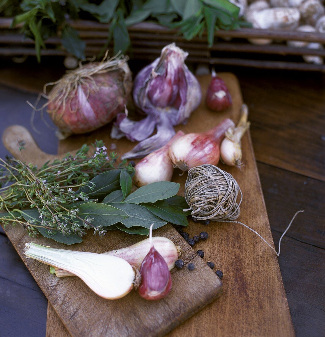 Stillleben mit Knoblauch, Zwiebeln und Kräutern