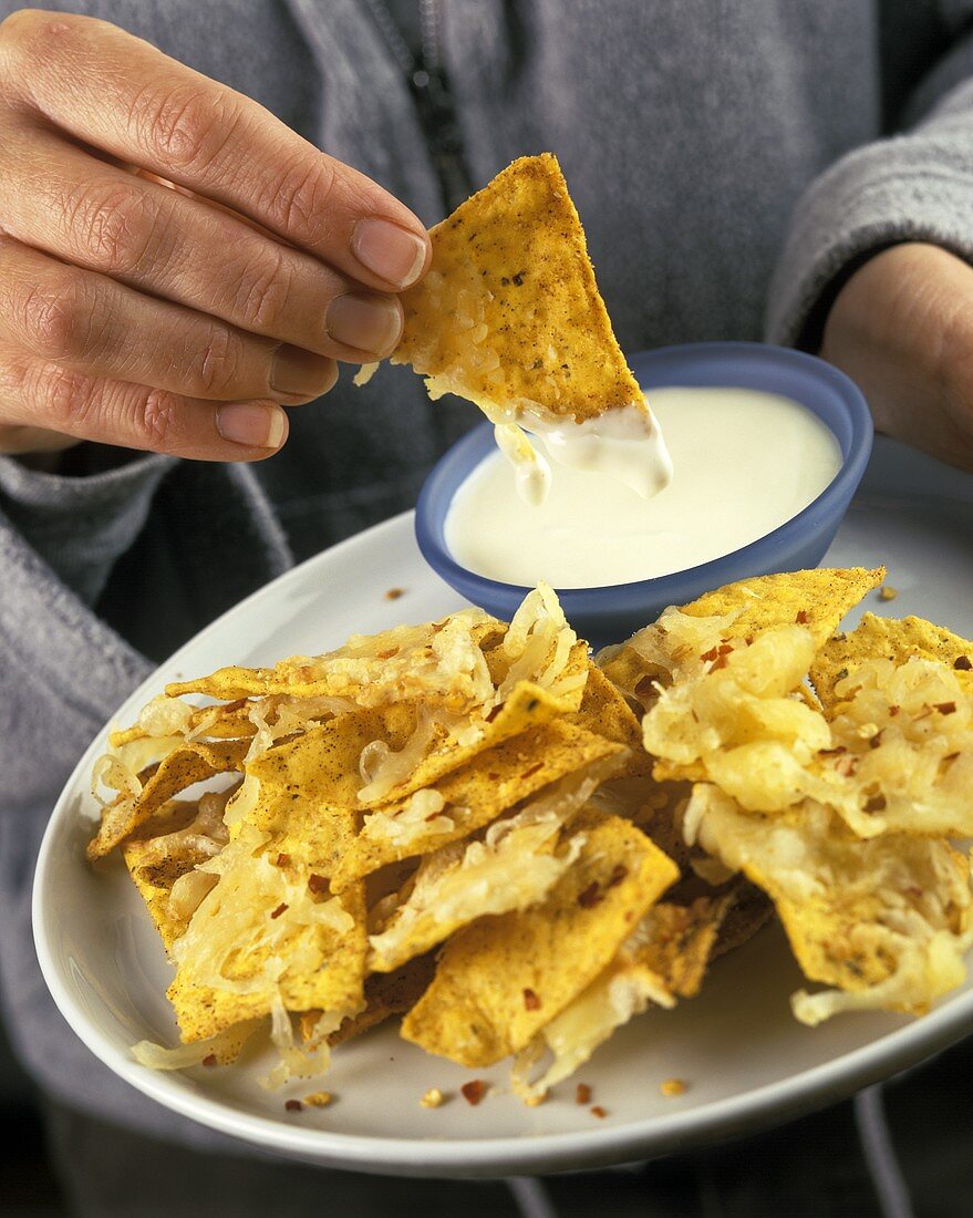 Überbackene Tortillachips mit Käsedip