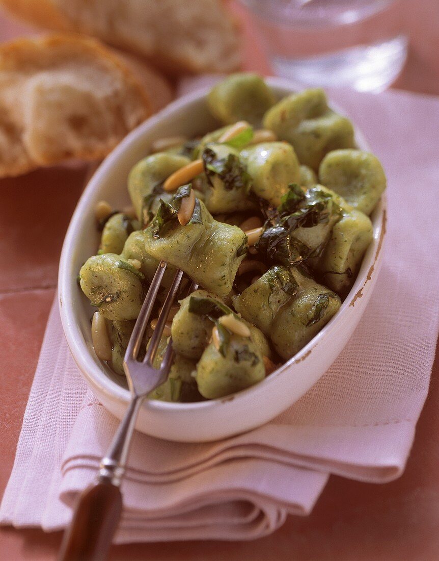 Gnocchi verdi (Ricotta-Spinat-Gnocchi mit Pinienkernen)