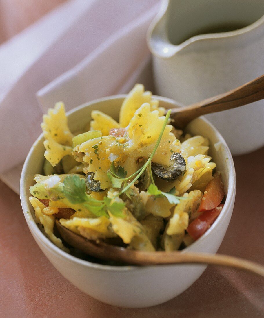 Nudelsalat mit Paprika und Champignons